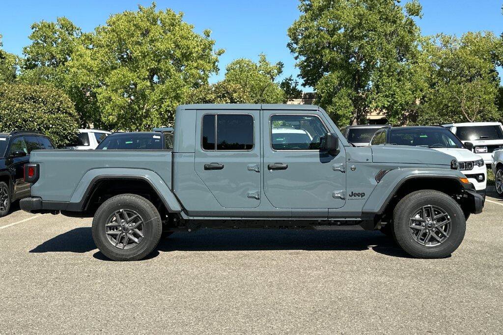 New 2026 Jeep Gladiator Sport AWD/4WD image 3