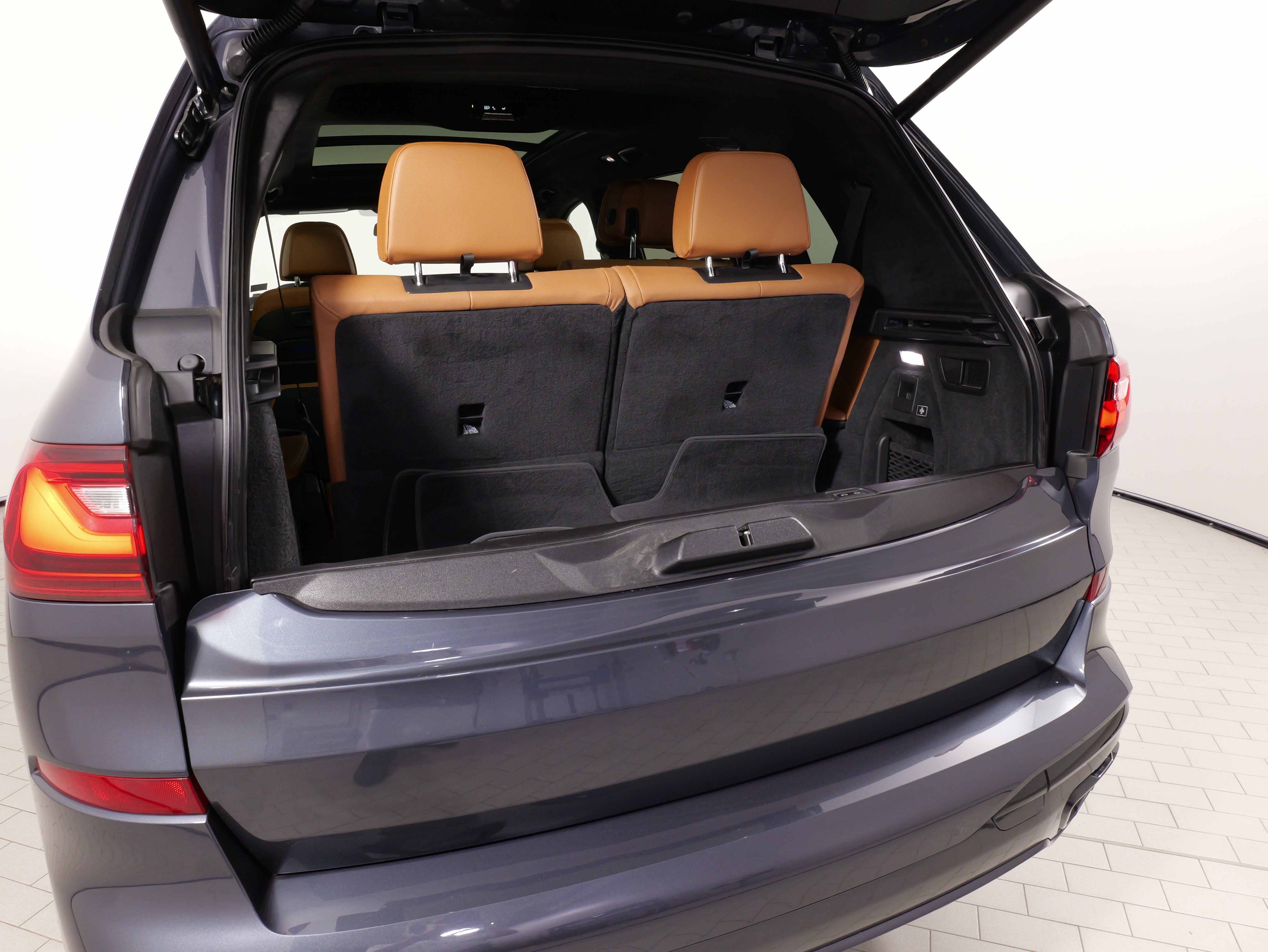 Used 2022 BMW X7 xDrive40i w/ M Sport Package AWD/4WD image 38