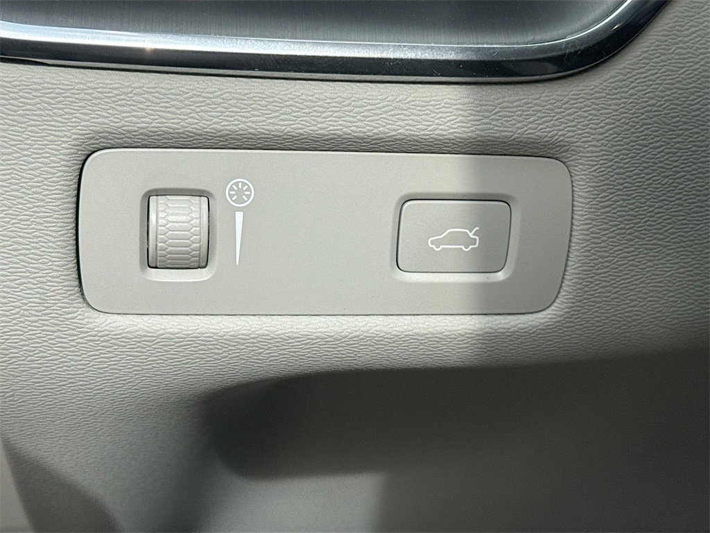 Used 2022 Volvo XC60 B5 Momentum image 11