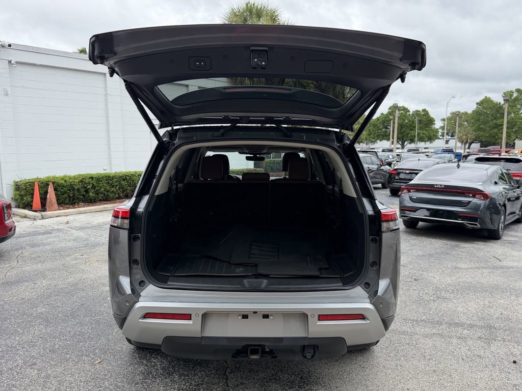 Used 2024 Nissan Pathfinder Platinum w/ Cargo Package image 11