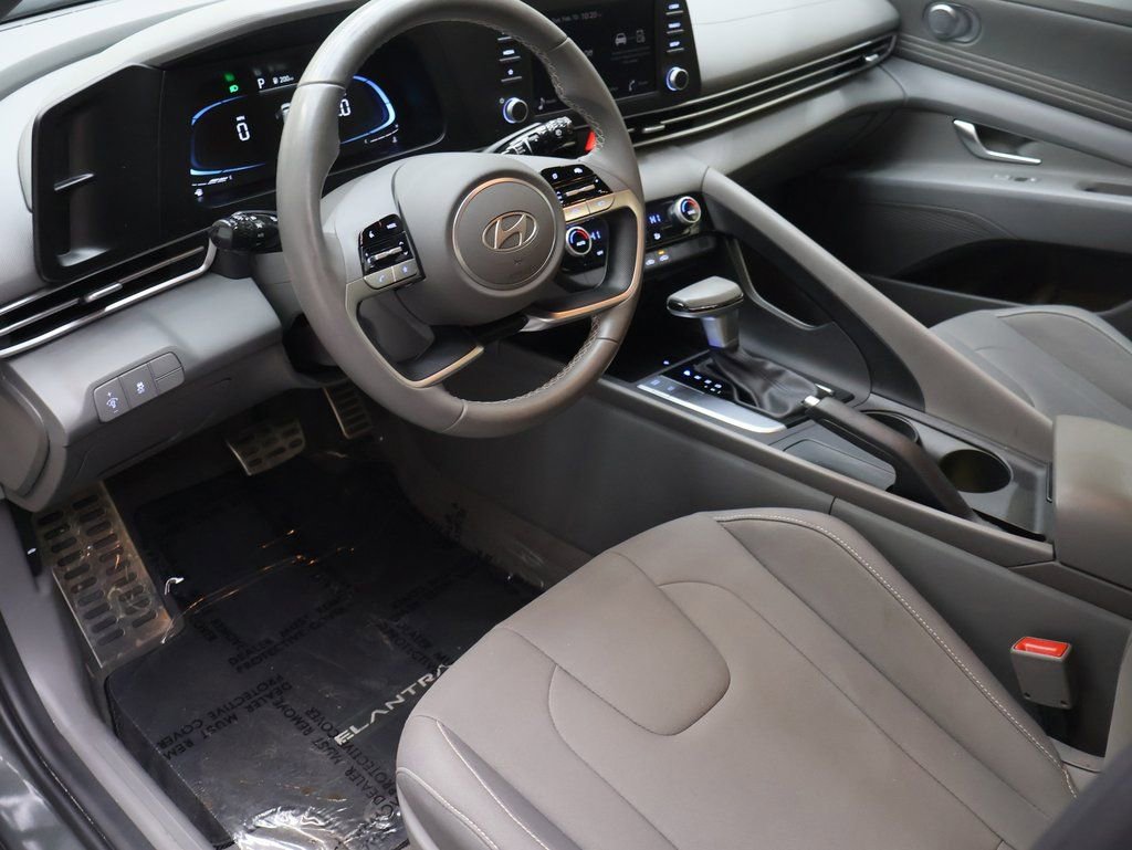 Used 2025 Hyundai Elantra Sport image 17
