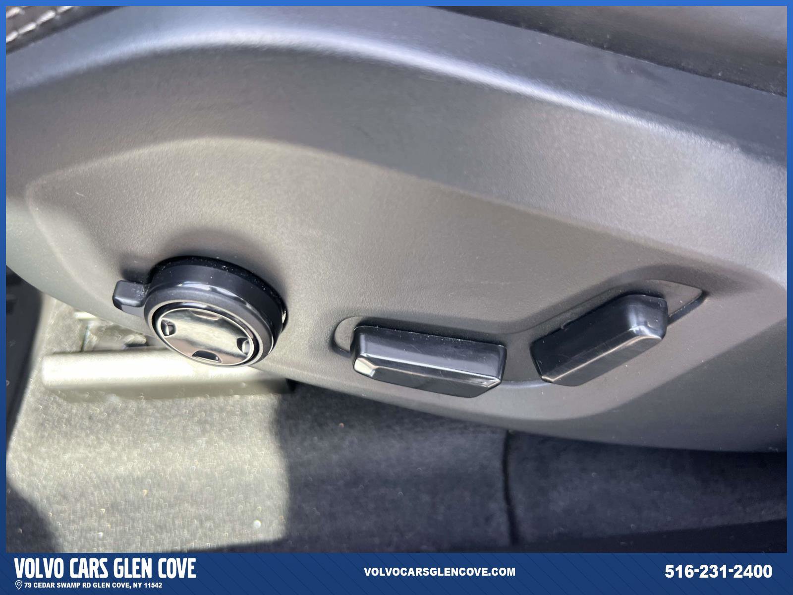 Used 2024 Volvo XC60 B5 Ultimate w/ Protection Package Premier image 17