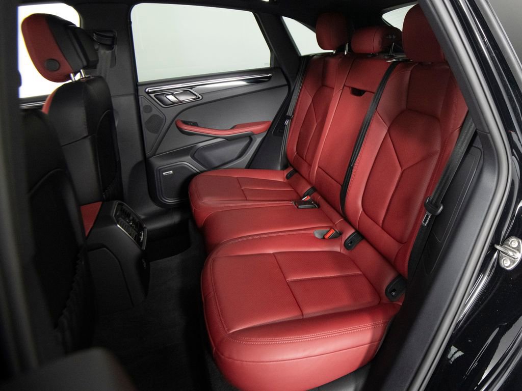 Certified 2025 Porsche Macan AWD/4WD image 35