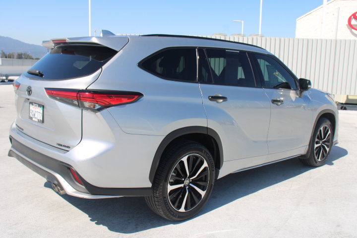 Used 2022 Toyota Highlander XSE AWD/4WD image 3