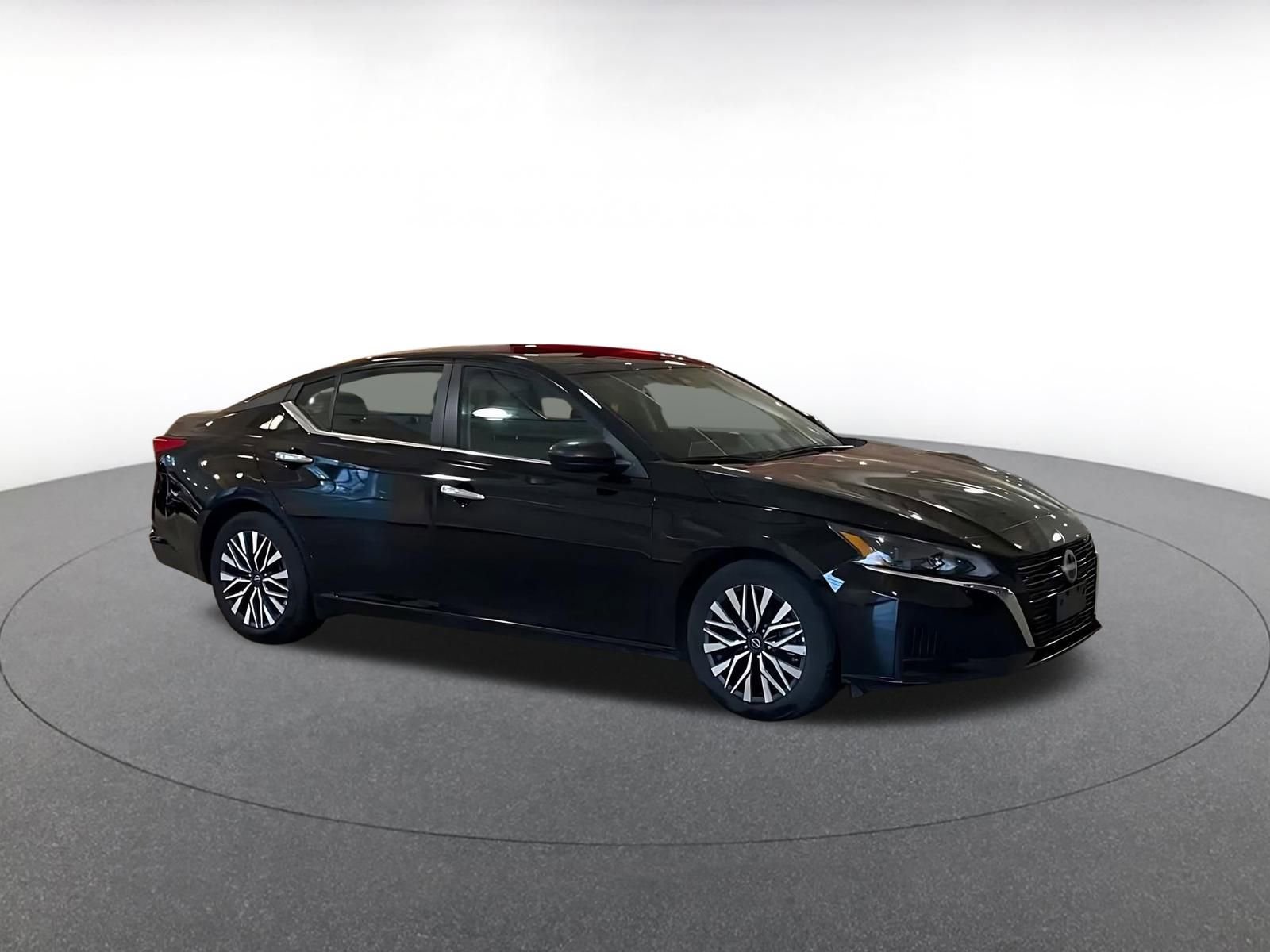 Used 2025 Nissan Altima 2.5 SV image 2