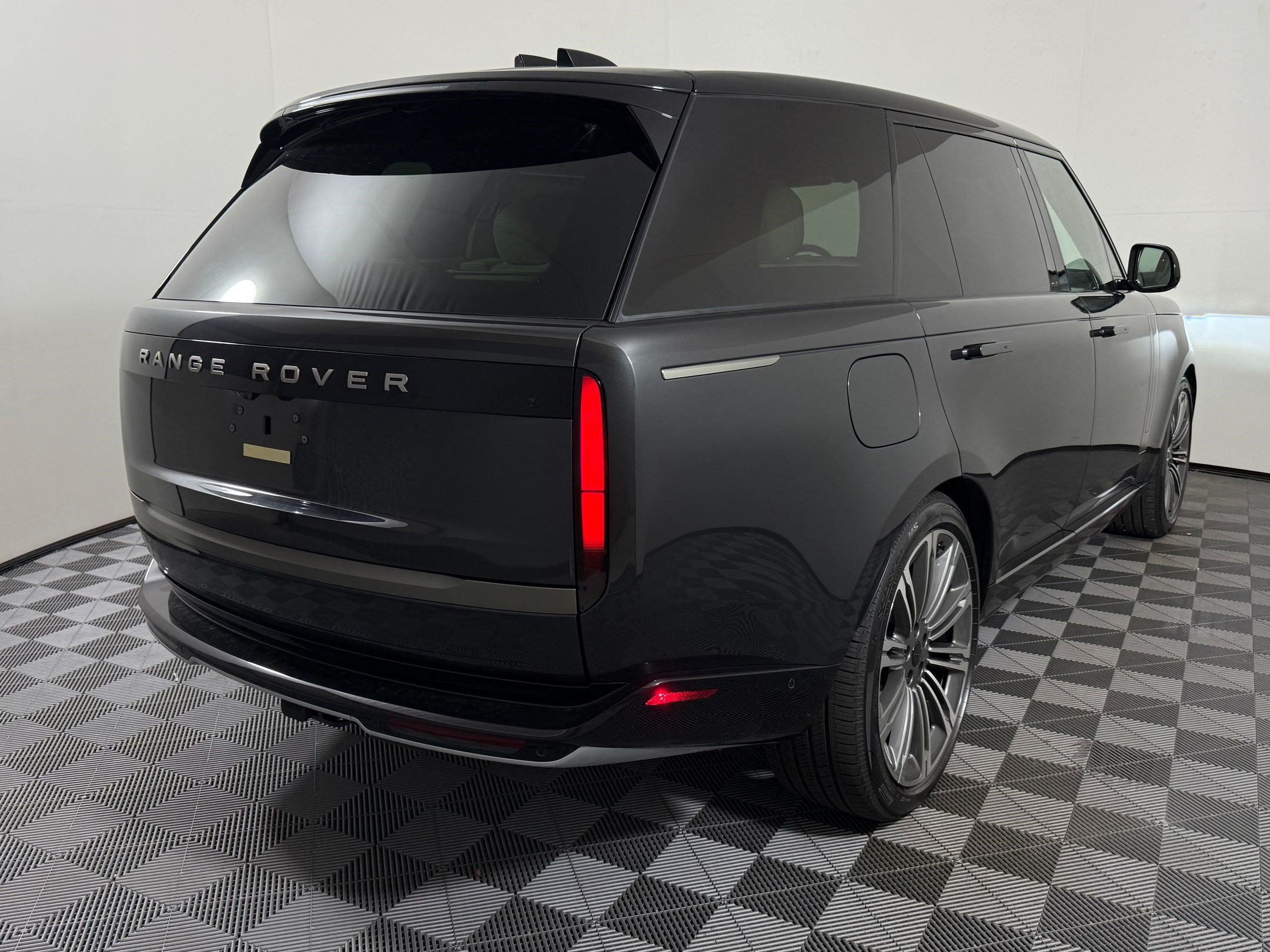 New 2026 Land Rover Range Rover Long Wheelbase SE AWD/4WD image 9