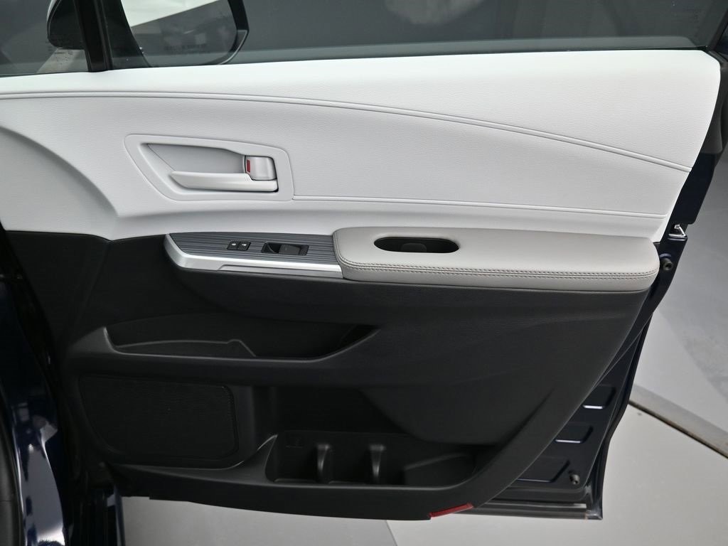 Used 2025 Toyota Sienna LE image 33