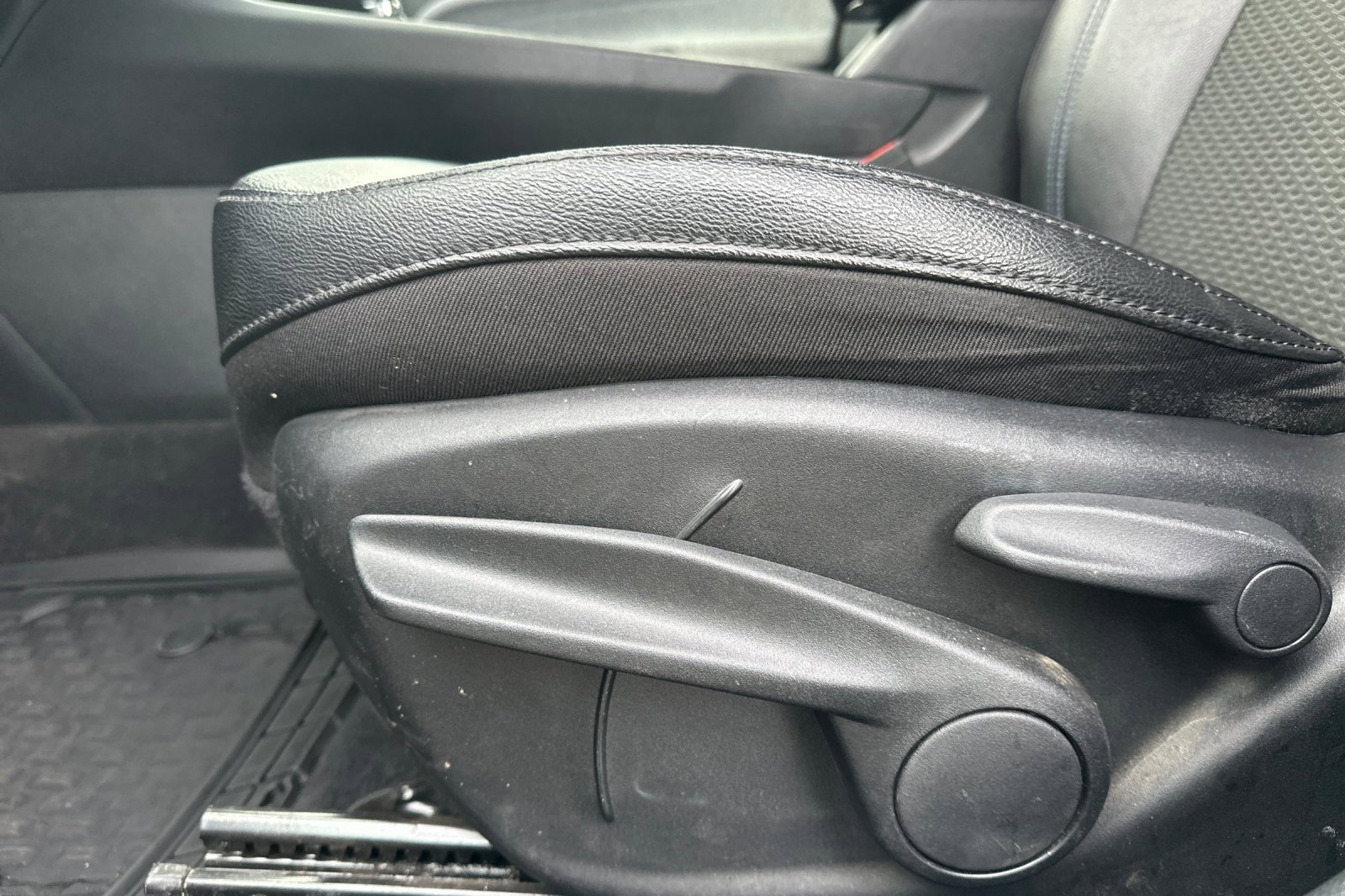 Used 2024 Jeep Compass Latitude image 12