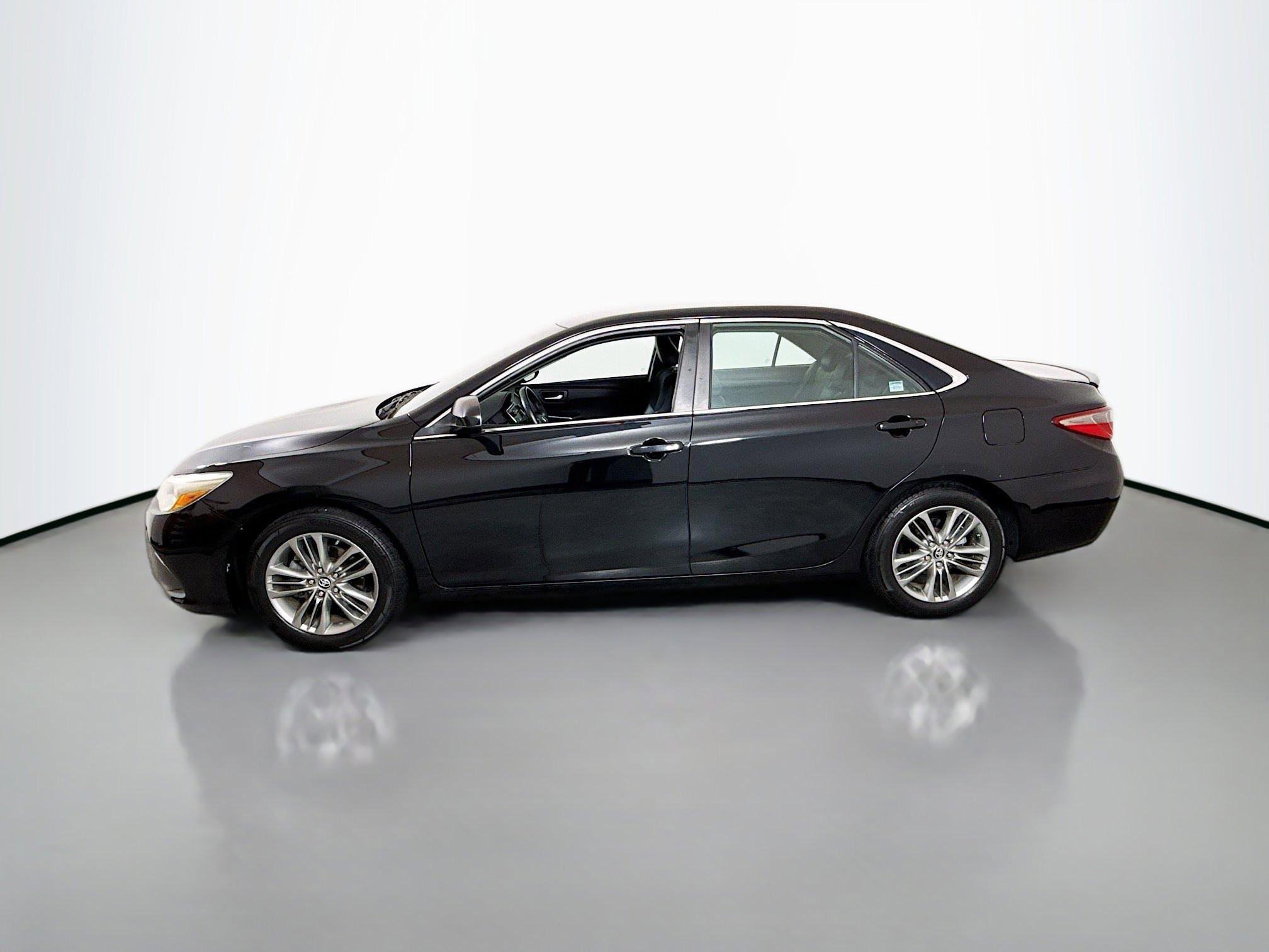 Used 2016 Toyota Camry SE image 4