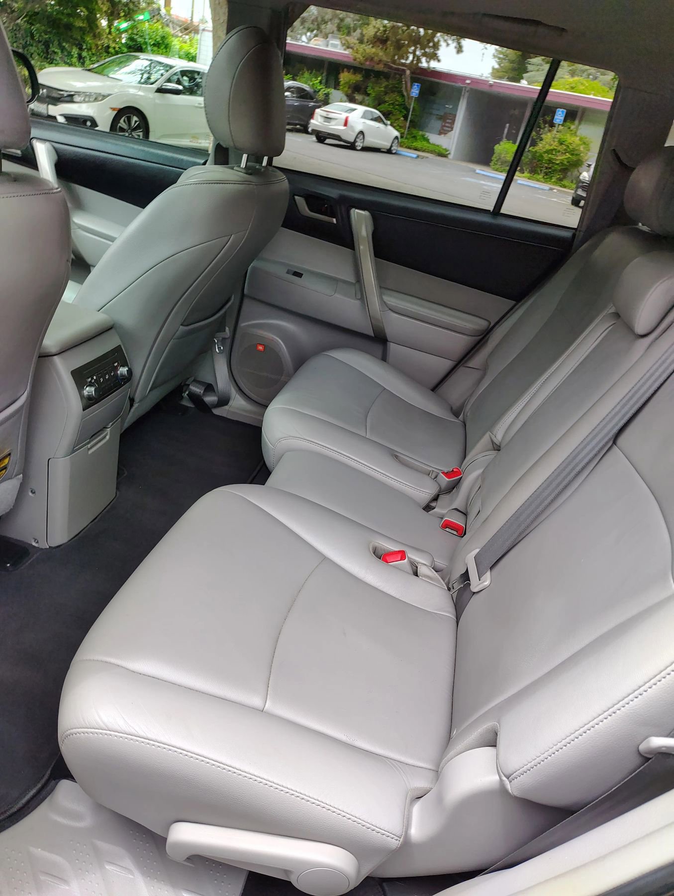 Used 2011 Toyota Highlander SE w/ Tow Pkg AWD/4WD image 15