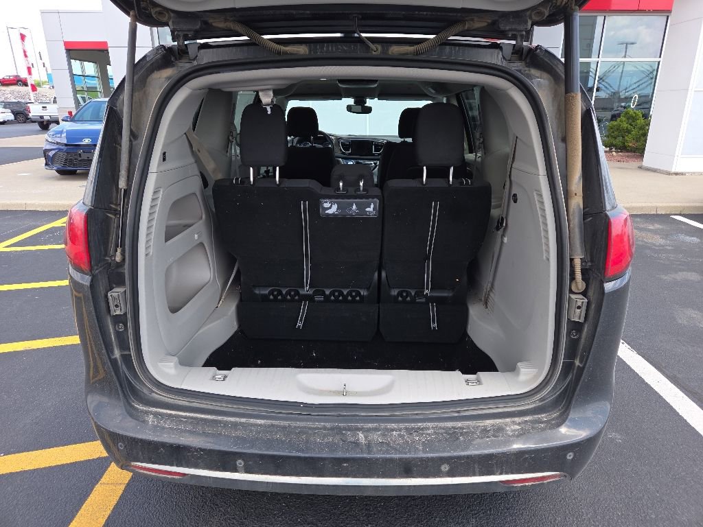 Used 2019 Chrysler Pacifica Touring Plus w/ Tire & Wheel Group FWD image 5