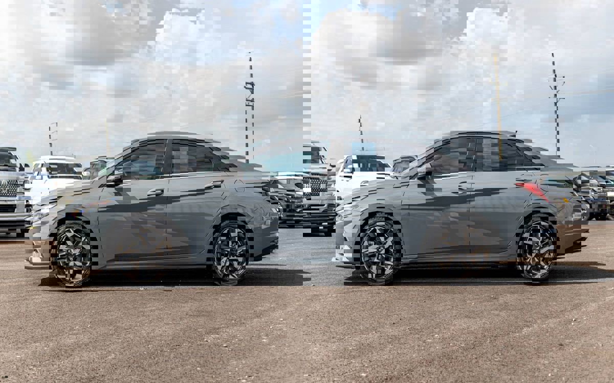 Used 2023 Hyundai Elantra Limited image 2