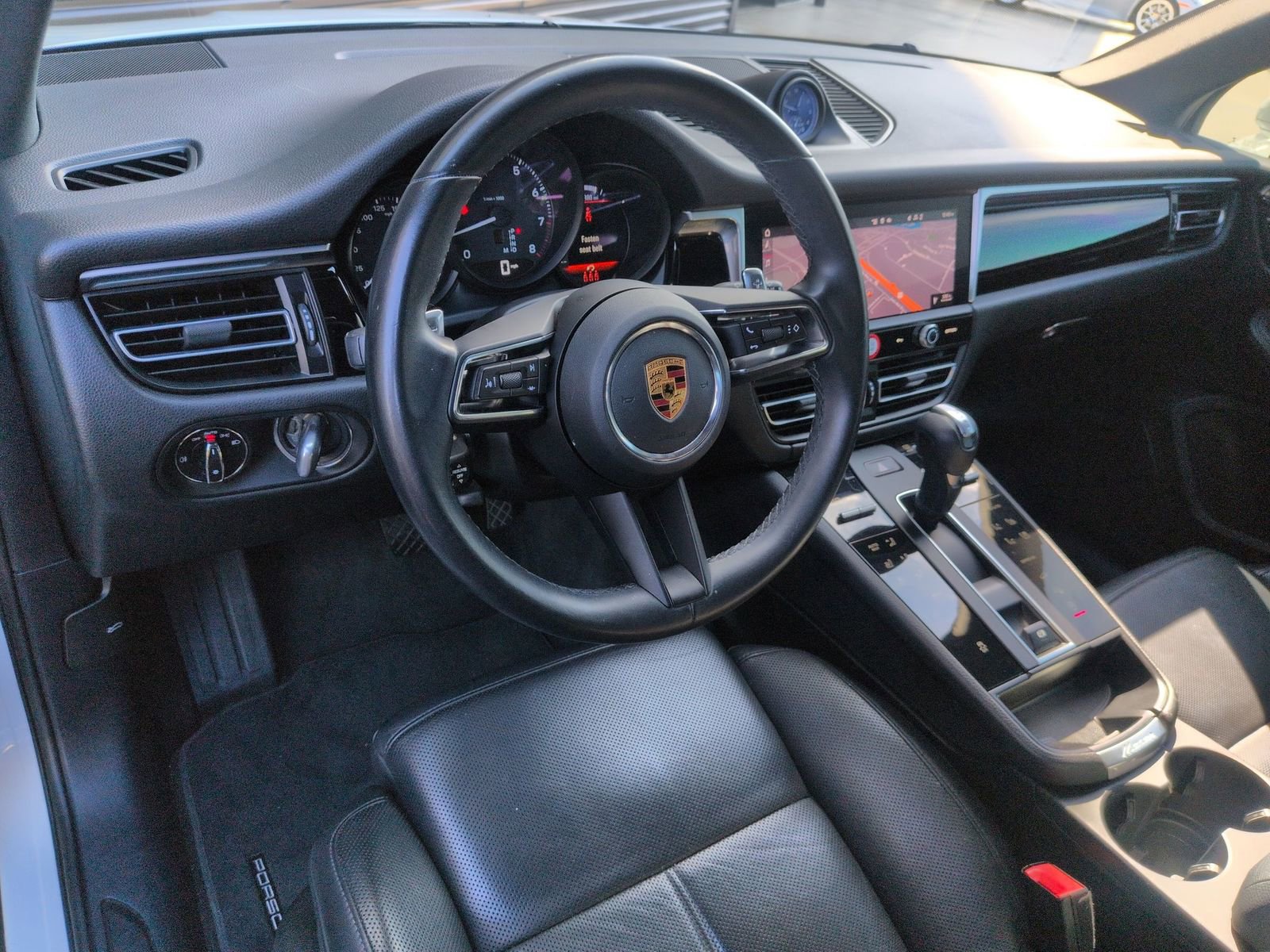 Certified 2022 Porsche Macan image 4