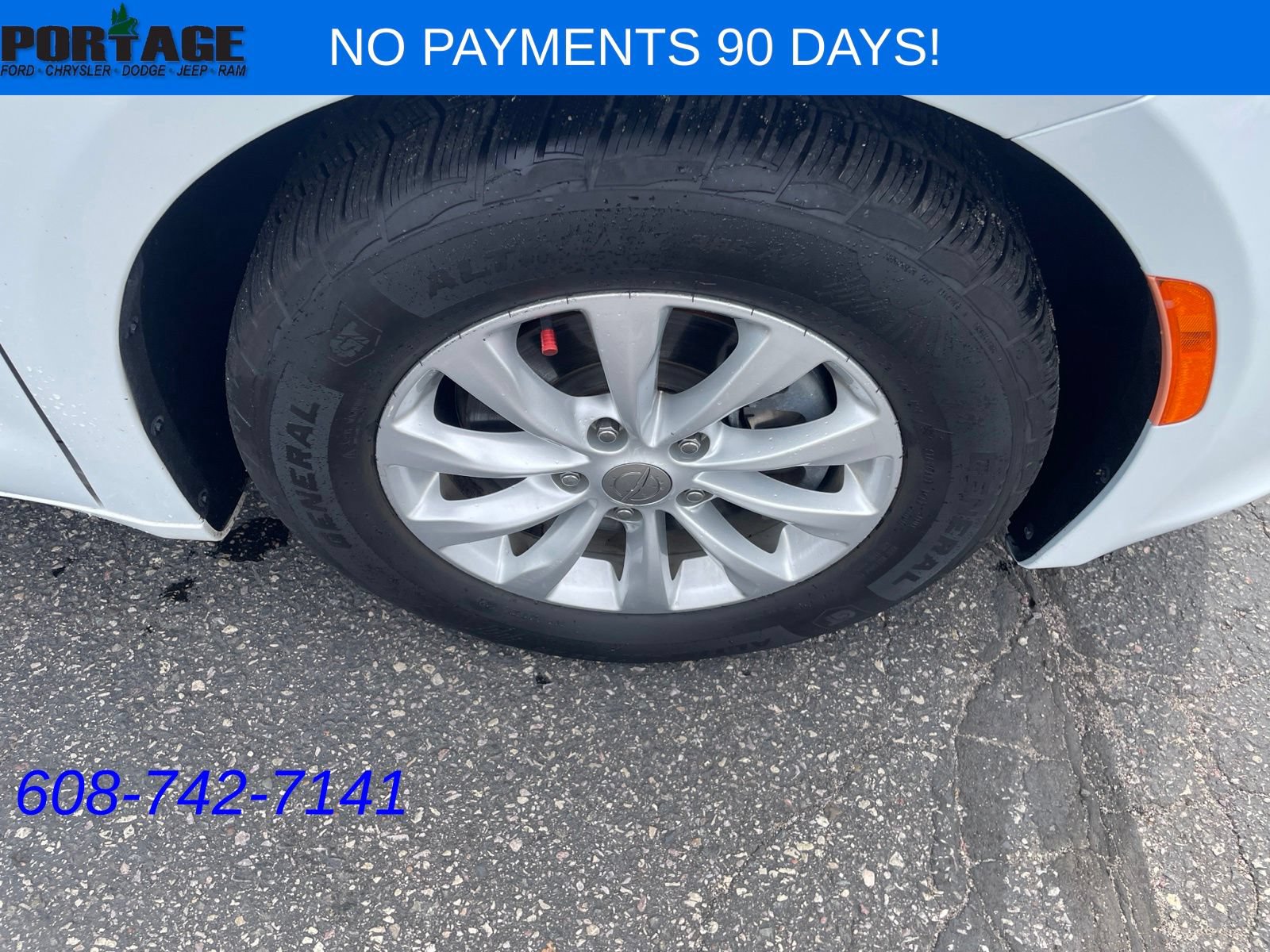 Used 2017 Chrysler Pacifica Touring-L FWD image 8