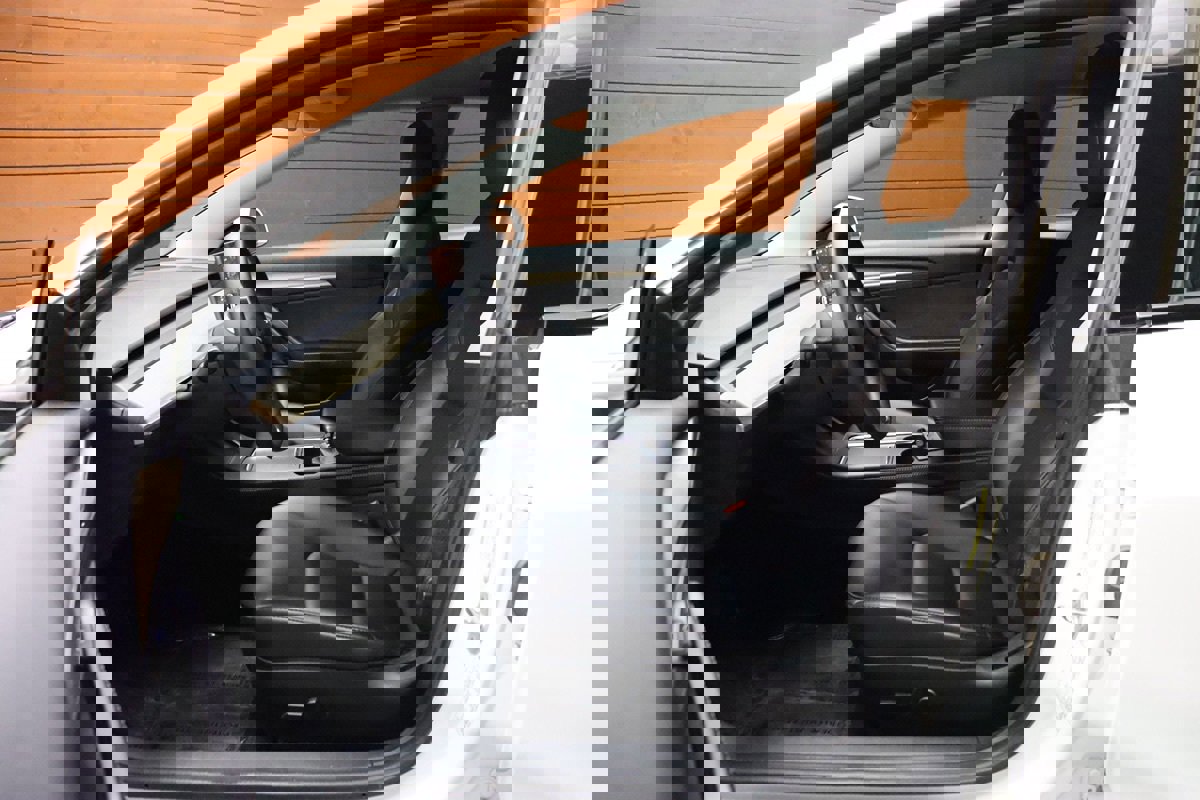 Used 2023 Tesla Model 3 Standard Range image 36