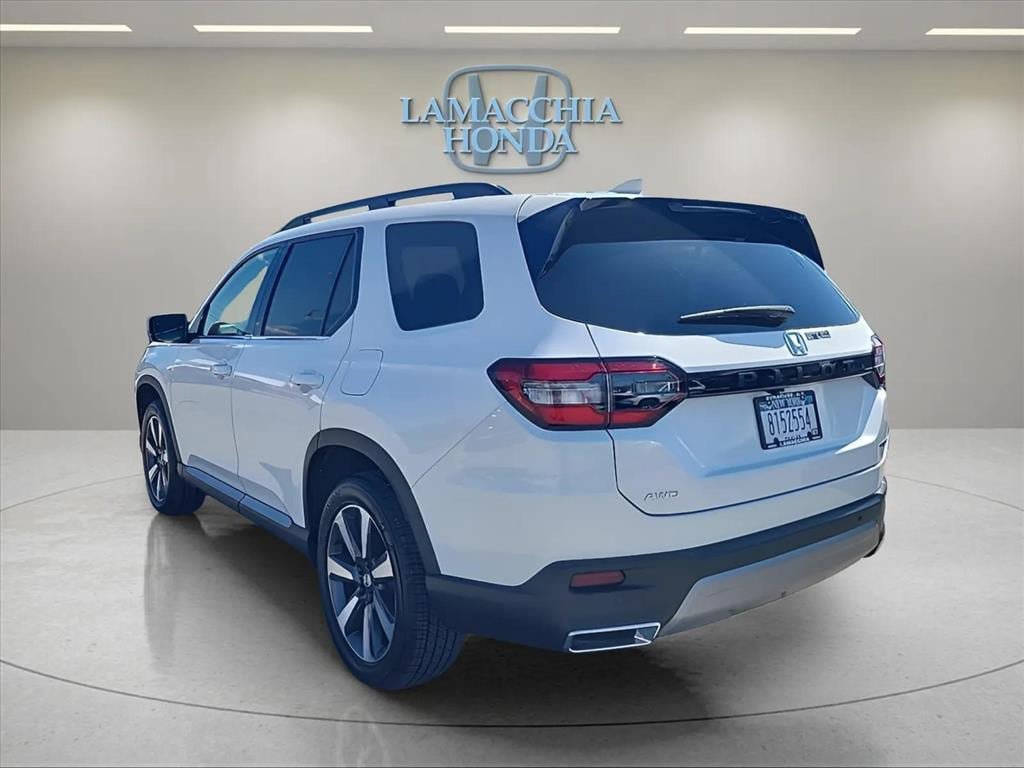 Used 2025 Honda Pilot Touring image 3