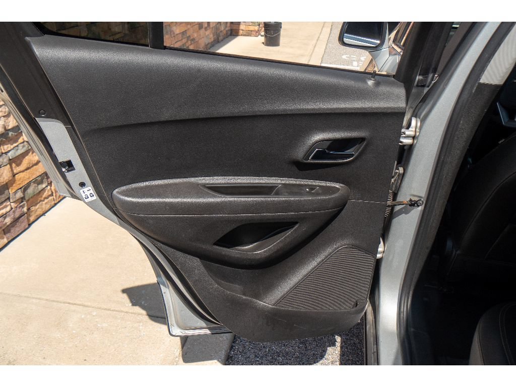 Used 2018 Chevrolet Trax LT w/ LT Convenience Package AWD/4WD image 17