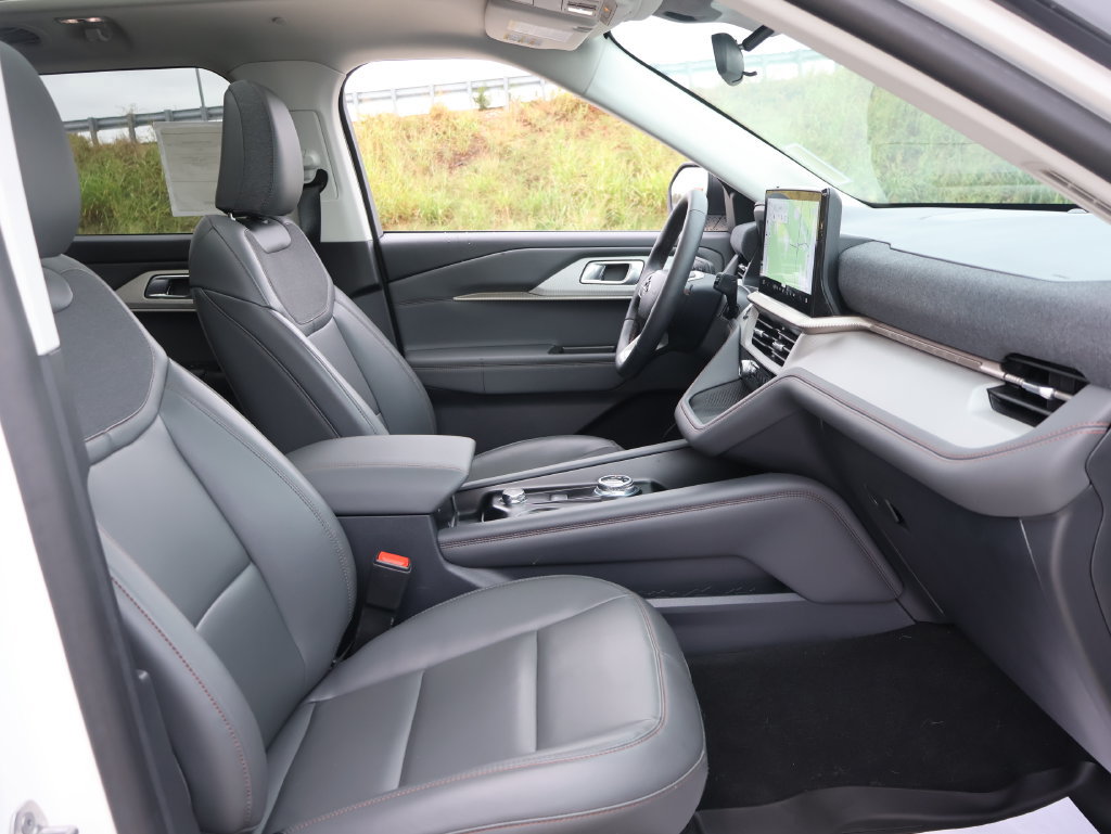 New 2026 Ford Explorer Active w/ Active Comfort Package AWD/4WD image 9