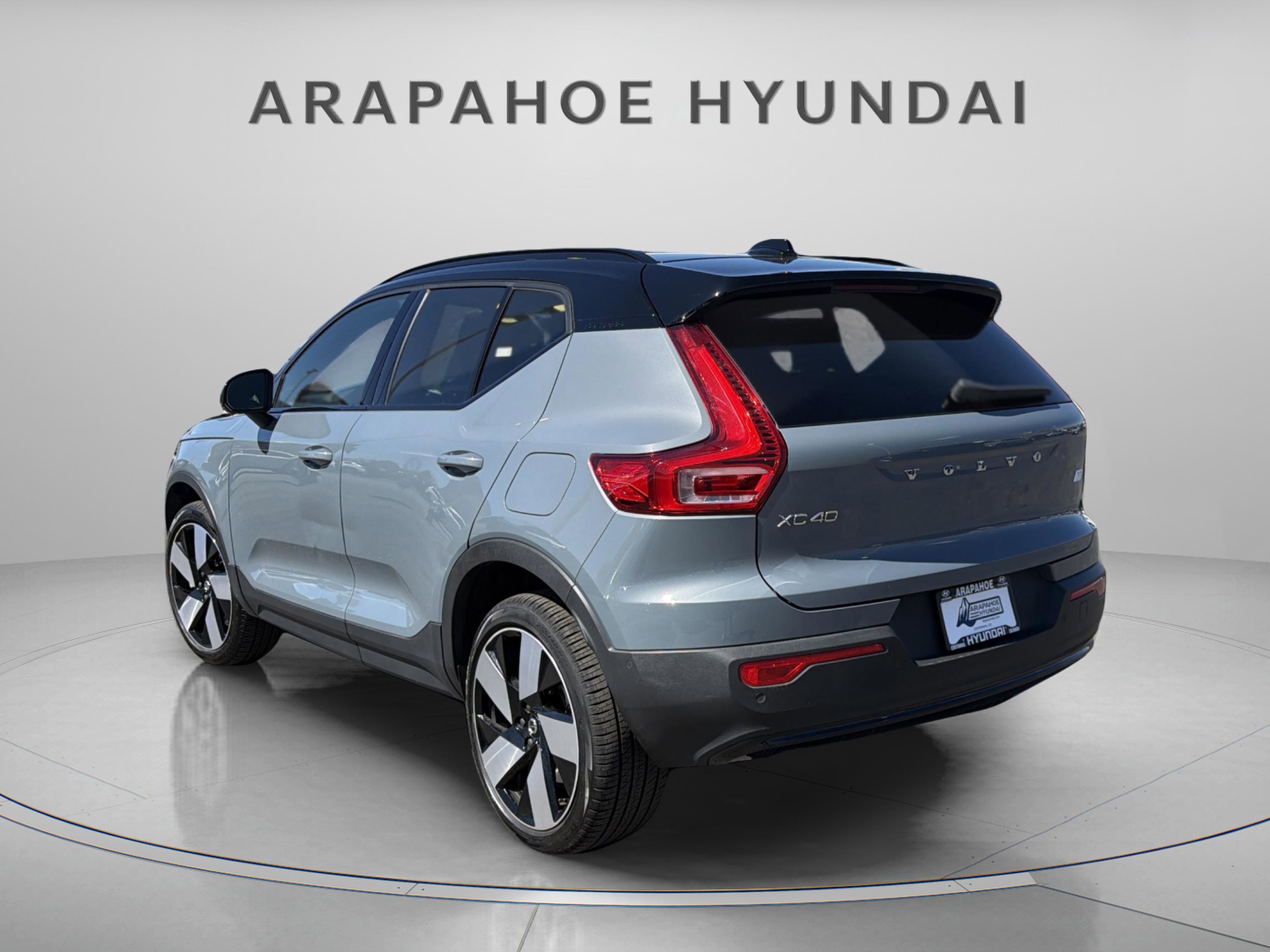 Used 2023 Volvo XC40 Recharge Ultimate image 3