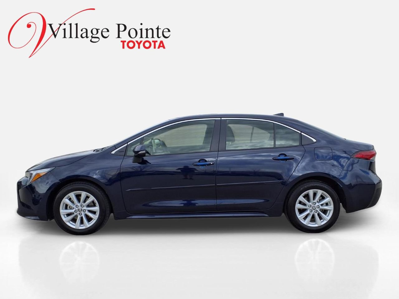 Used 2025 Toyota Corolla XLE image 2