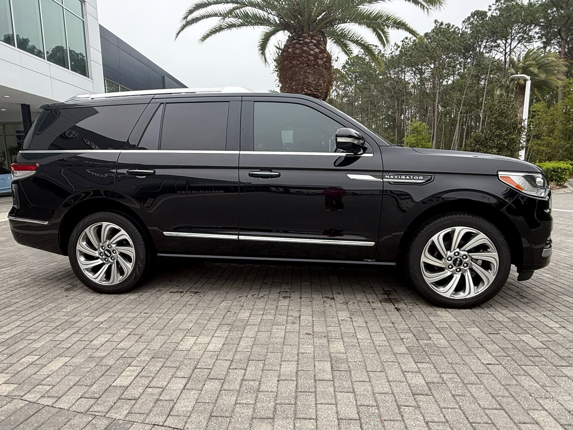 Used 2024 Lincoln Navigator Reserve image 5