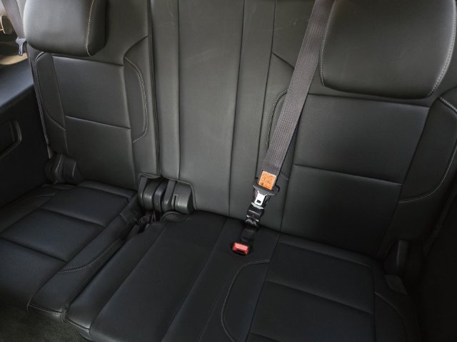 Used 2015 Chevrolet Suburban LTZ RWD image 16