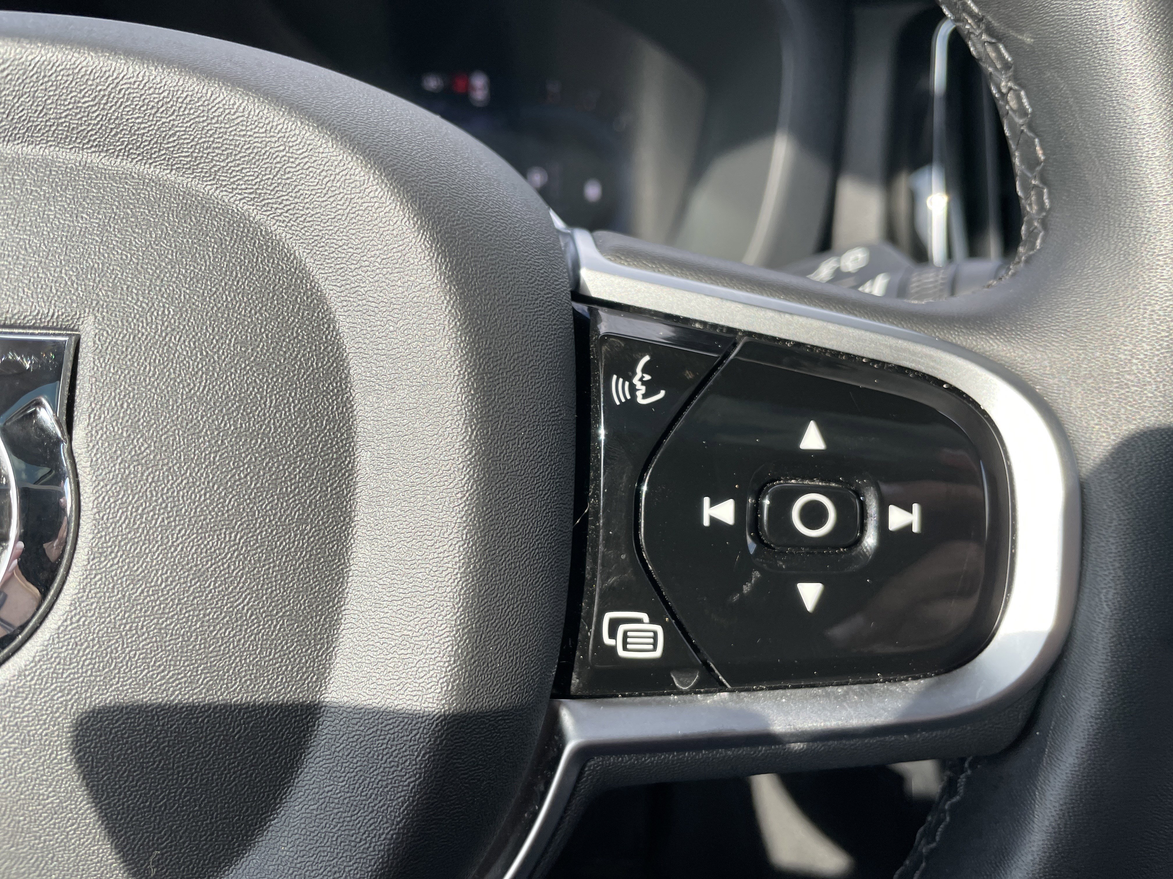 Used 2025 Volvo XC60 B5 Plus image 38