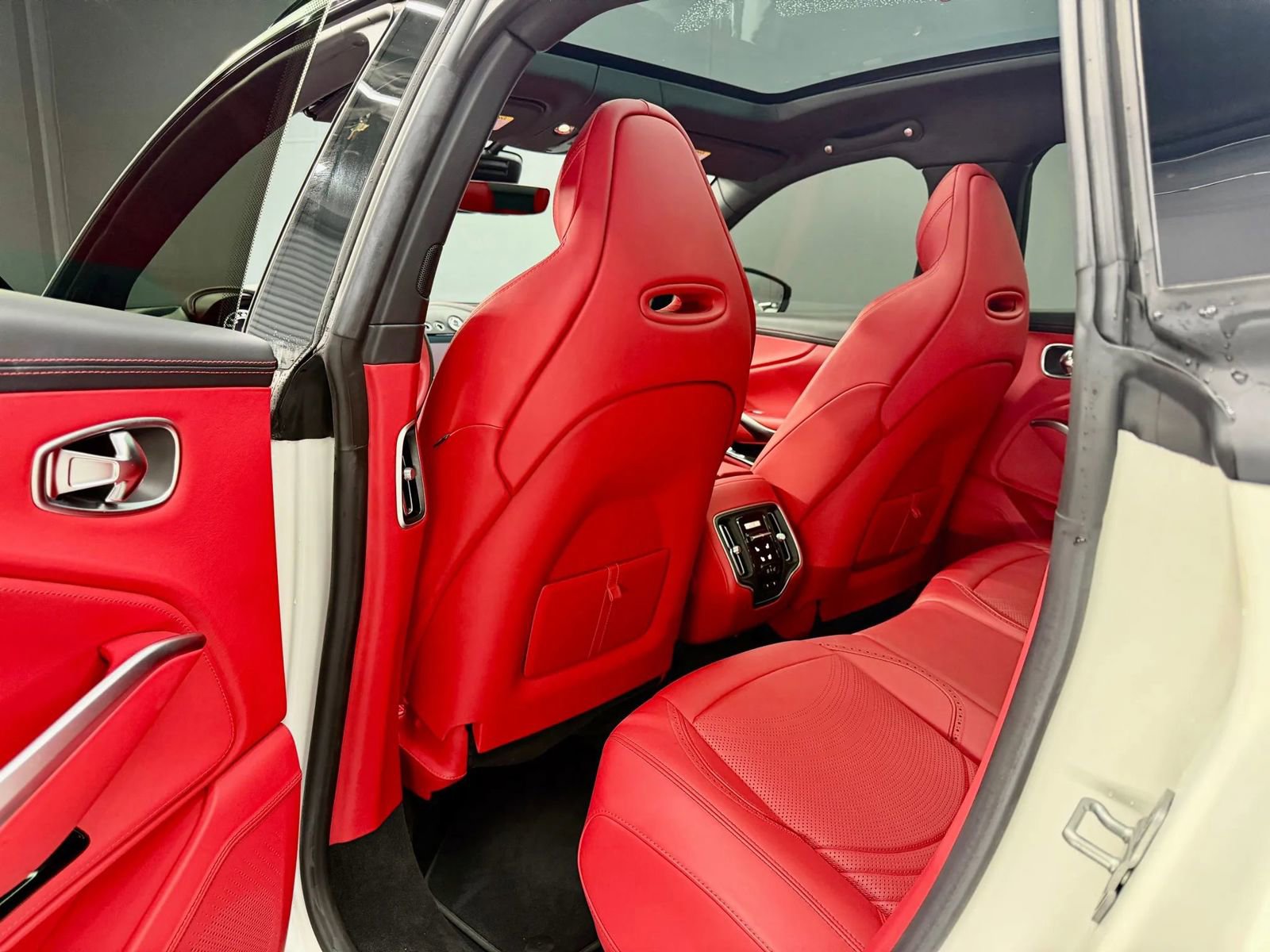 Used 2023 Aston Martin DBX image 10