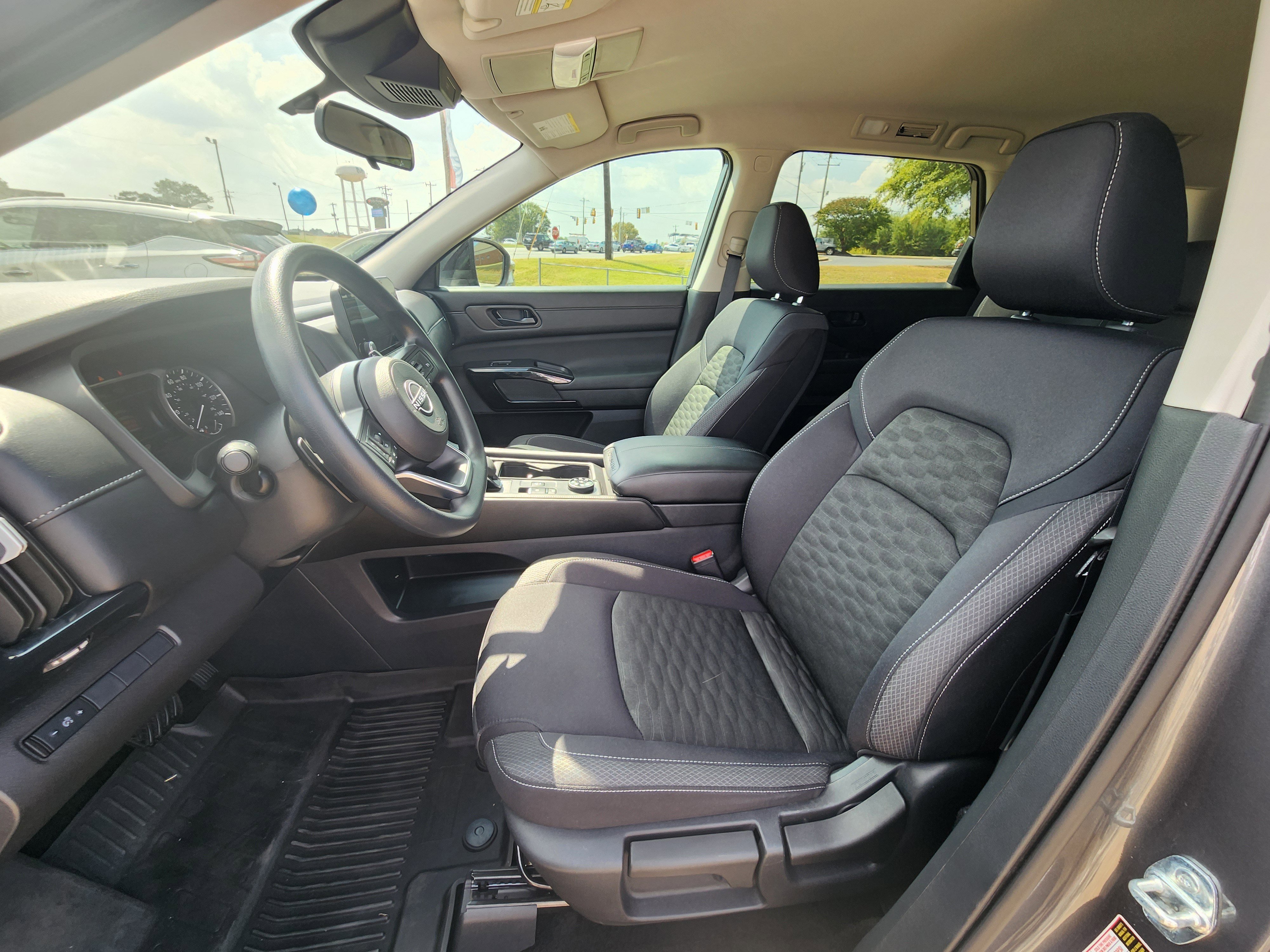 Used 2024 Nissan Pathfinder S image 18