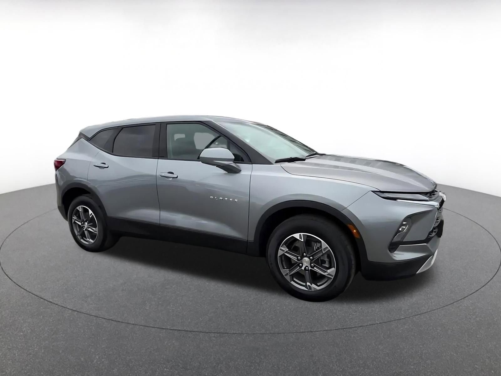 Used 2025 Chevrolet Blazer LT FWD image 2