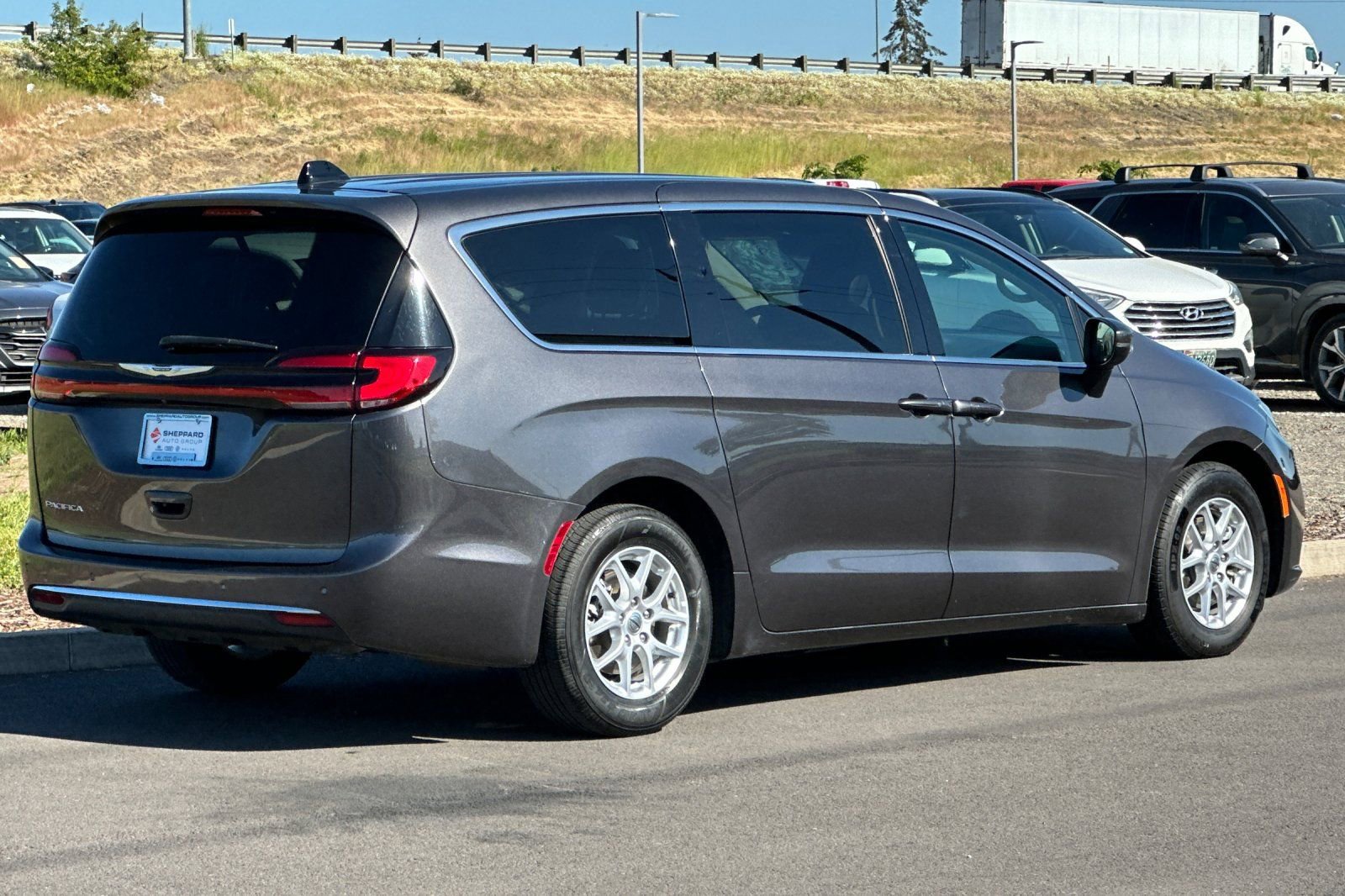 Used 2023 Chrysler Pacifica Touring-L FWD image 3