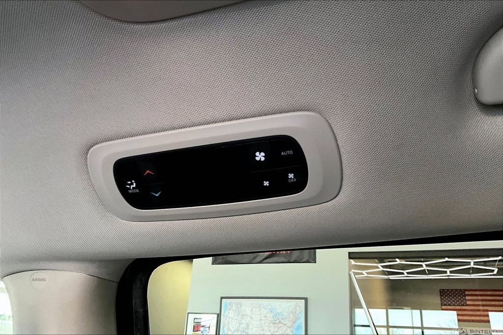 Used 2017 Chrysler Pacifica Touring-L image 10