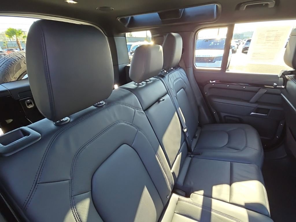 Used 2025 Land Rover Defender 110 X-Dynamic SE image 18