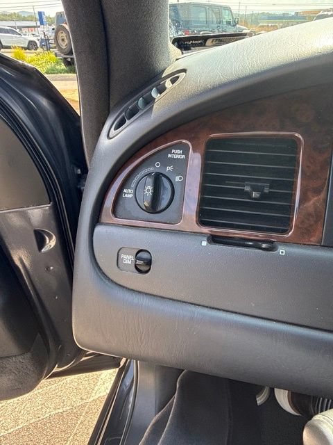 Used 1998 Lincoln Town Car Signature RWD image 16