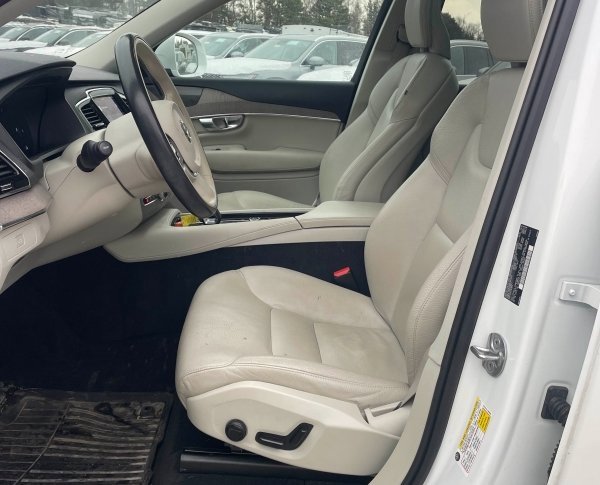 Used 2023 Volvo XC90 B6 Plus w/ Protection Package image 5