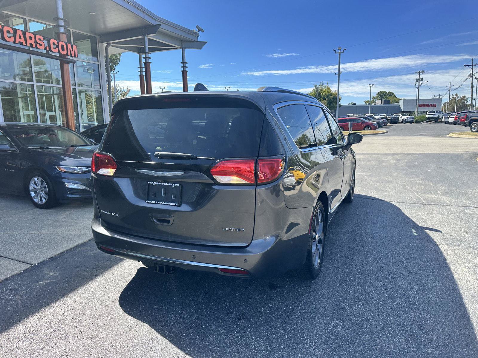 Used 2018 Chrysler Pacifica Limited w/ Tire & Wheel Group FWD image 5