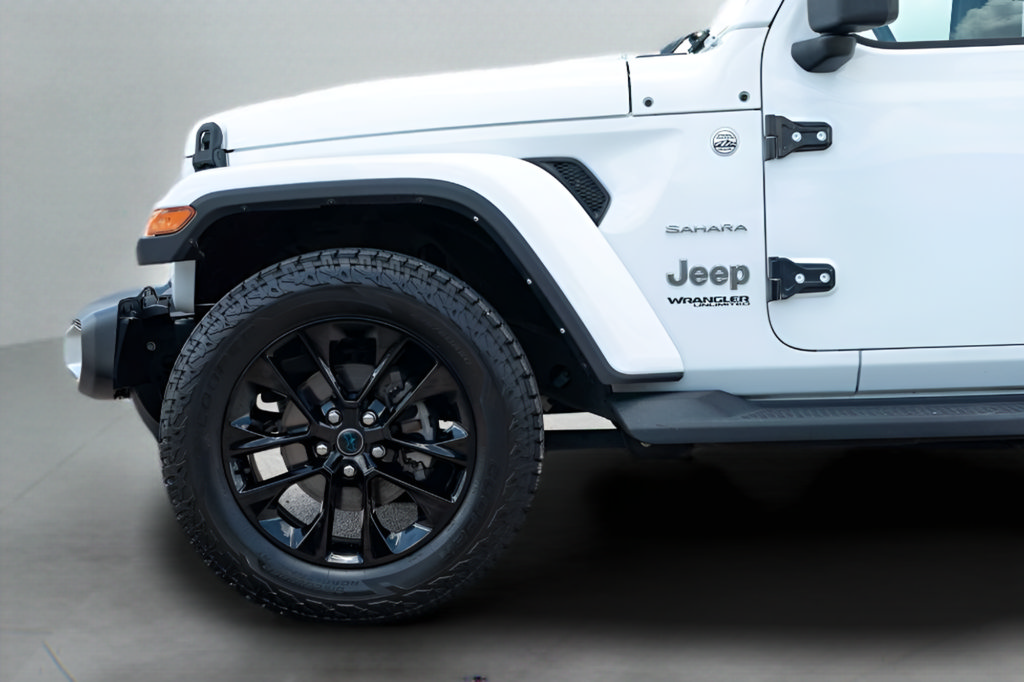 Used 2022 Jeep Wrangler Unlimited Sahara w/ Cold Weather Group AWD/4WD image 12