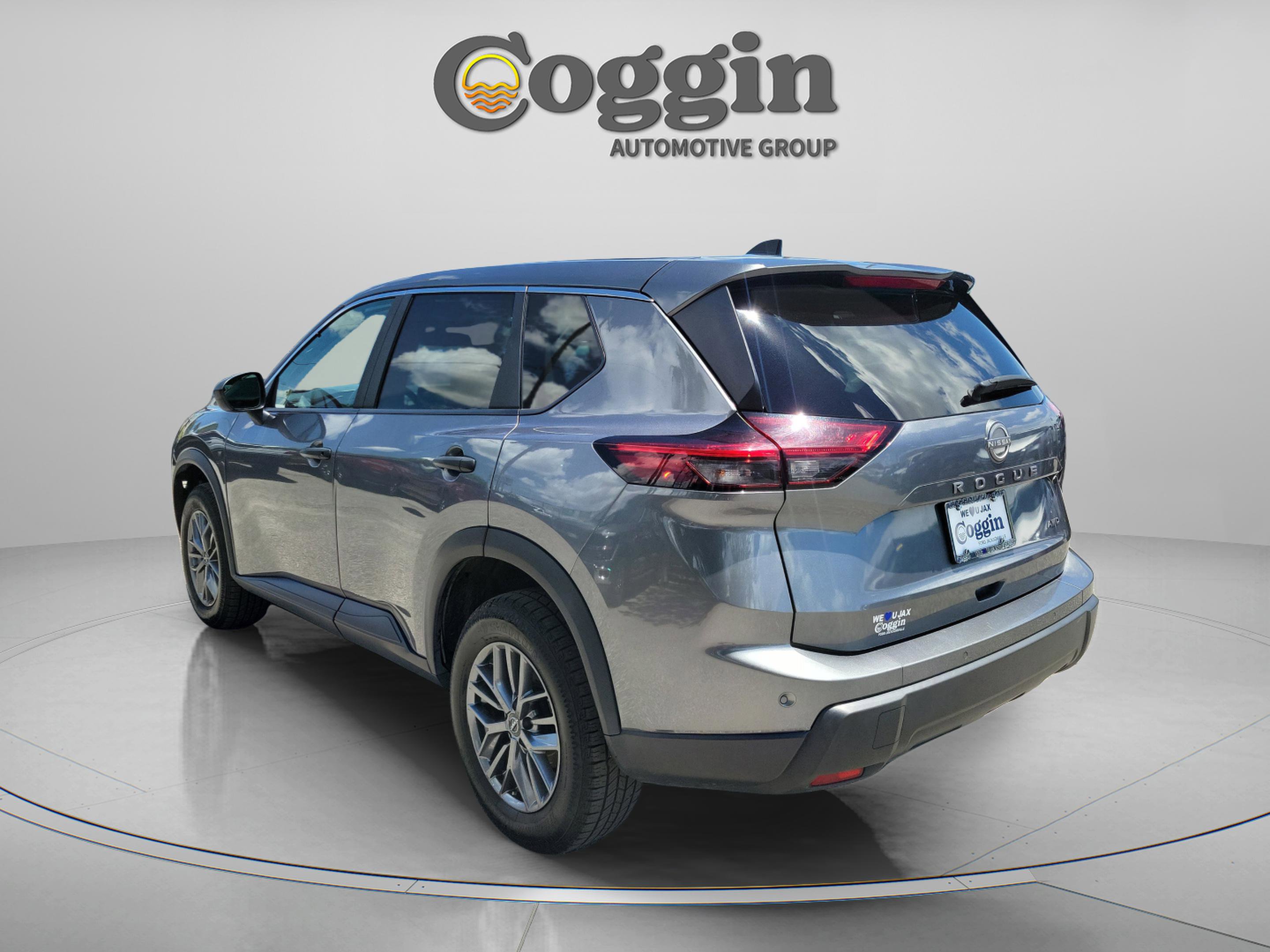 Used 2024 Nissan Rogue S AWD/4WD image 2