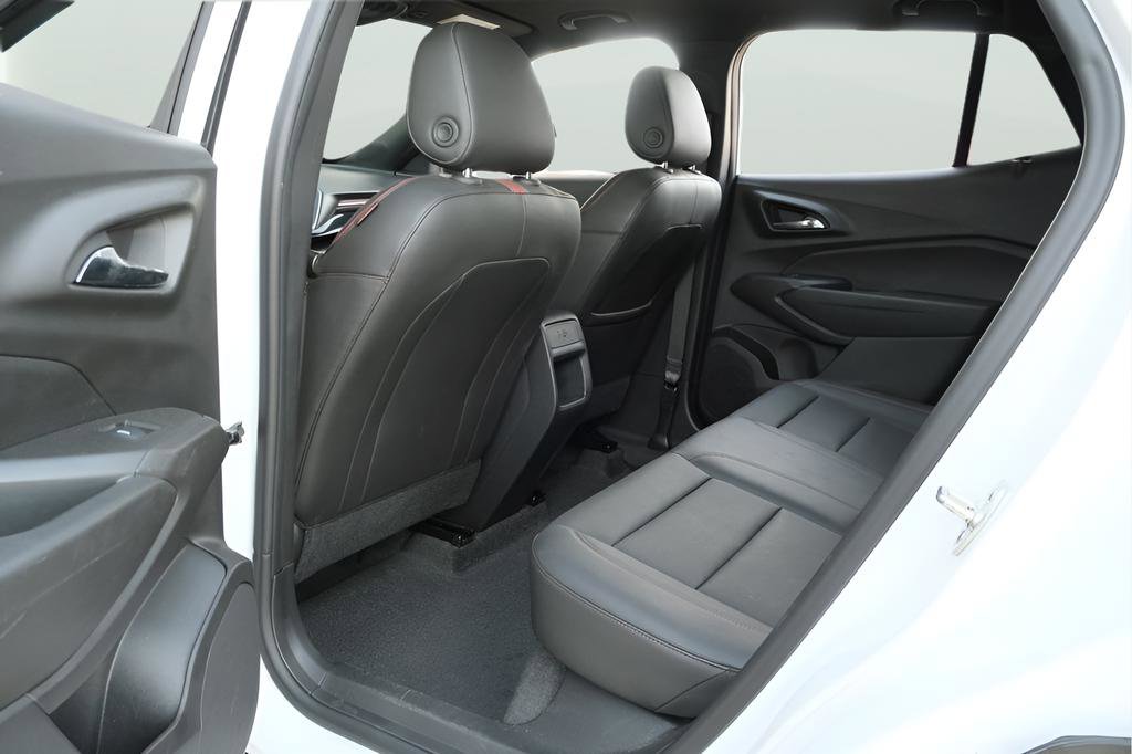 Used 2025 Chevrolet Trax RS w/ Sunroof Package image 24