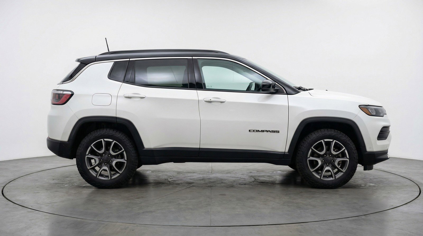 Used 2025 Jeep Compass Trailhawk image 11