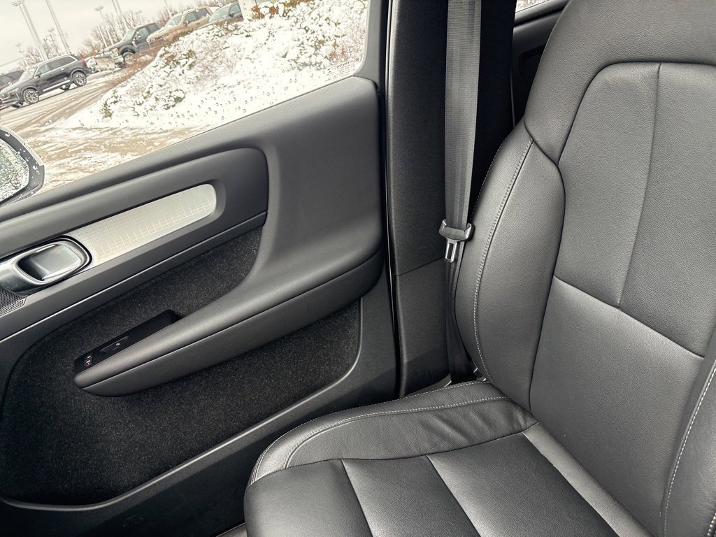 Used 2021 Volvo XC40 T5 Momentum w/ Premium Package image 29