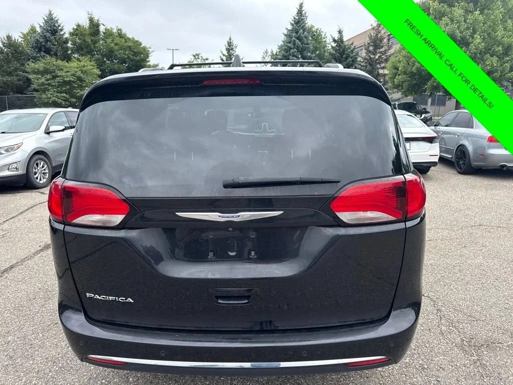 Used 2019 Chrysler Pacifica Touring-L FWD image 8