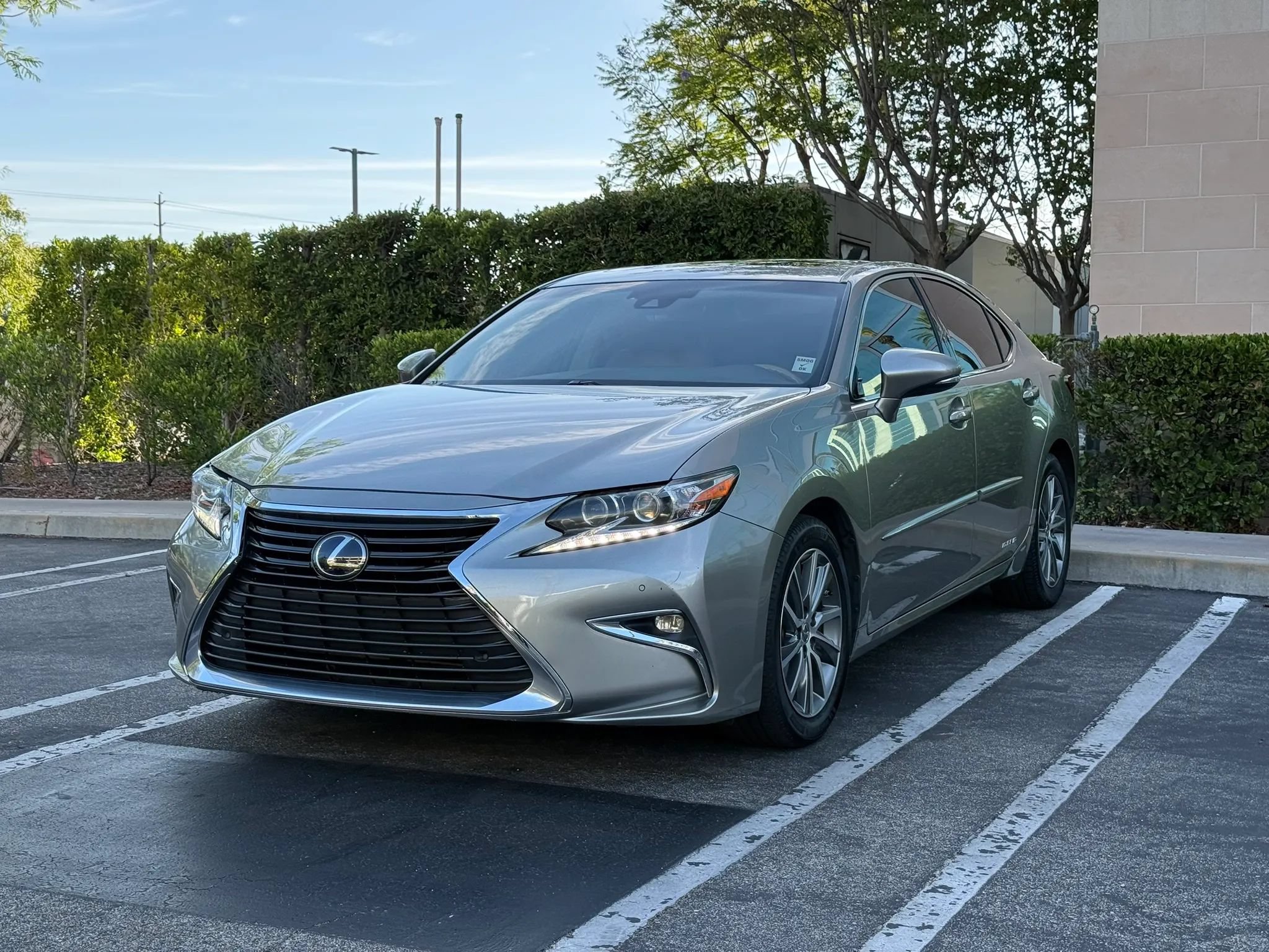 Used 2016 Lexus ES 300h w/ Luxury Package w/Wood Trim FWD image 1