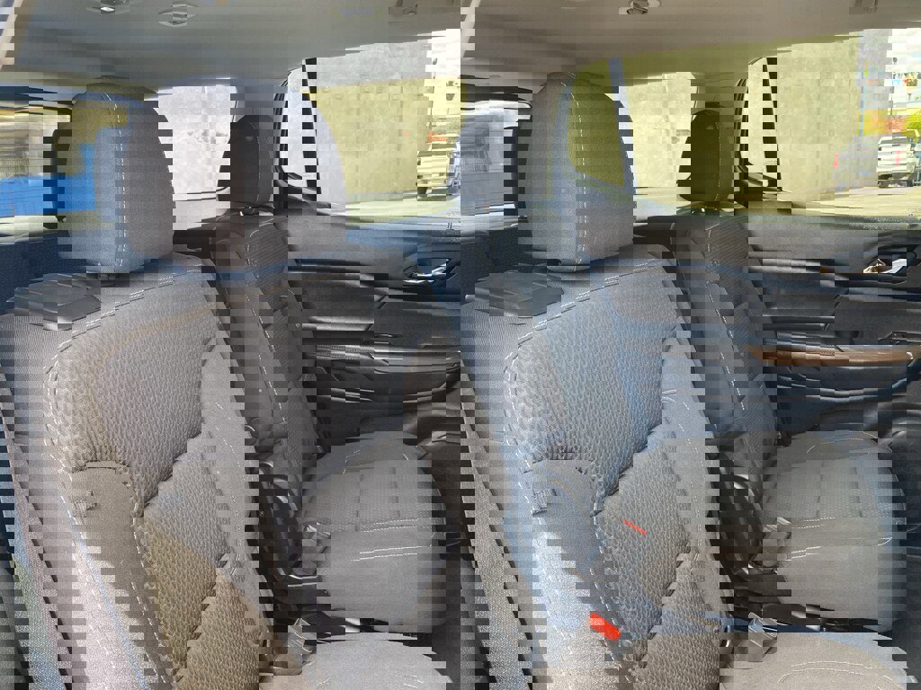 Used 2023 GMC Acadia SLE image 24