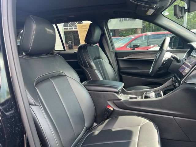 Used 2025 Jeep Grand Cherokee Limited w/ Luxury Tech Group II AWD/4WD image 31