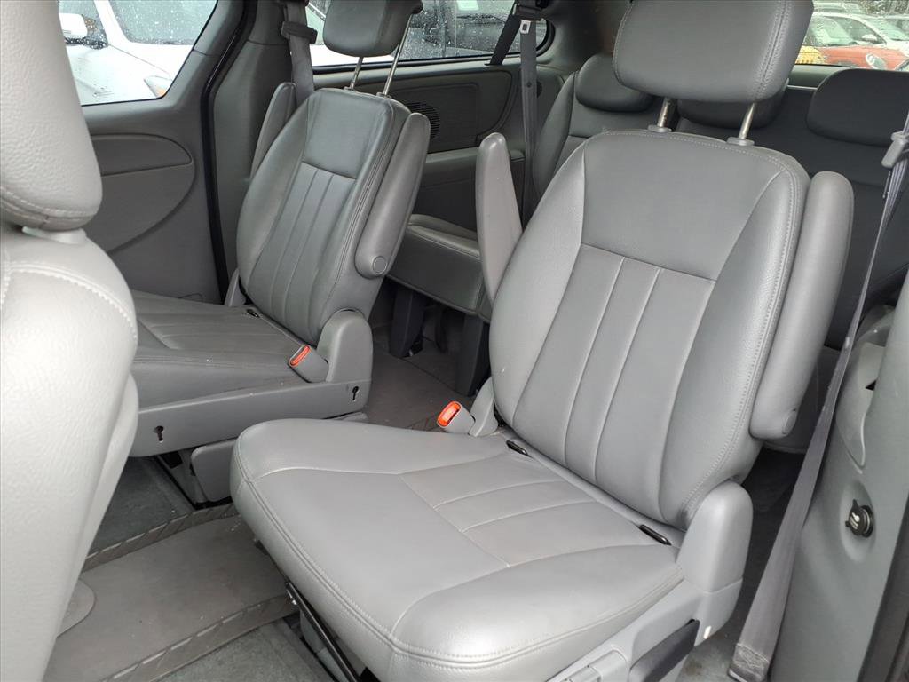 Used 2005 Chrysler Town & Country Touring w/ Leather Interior Group image 11
