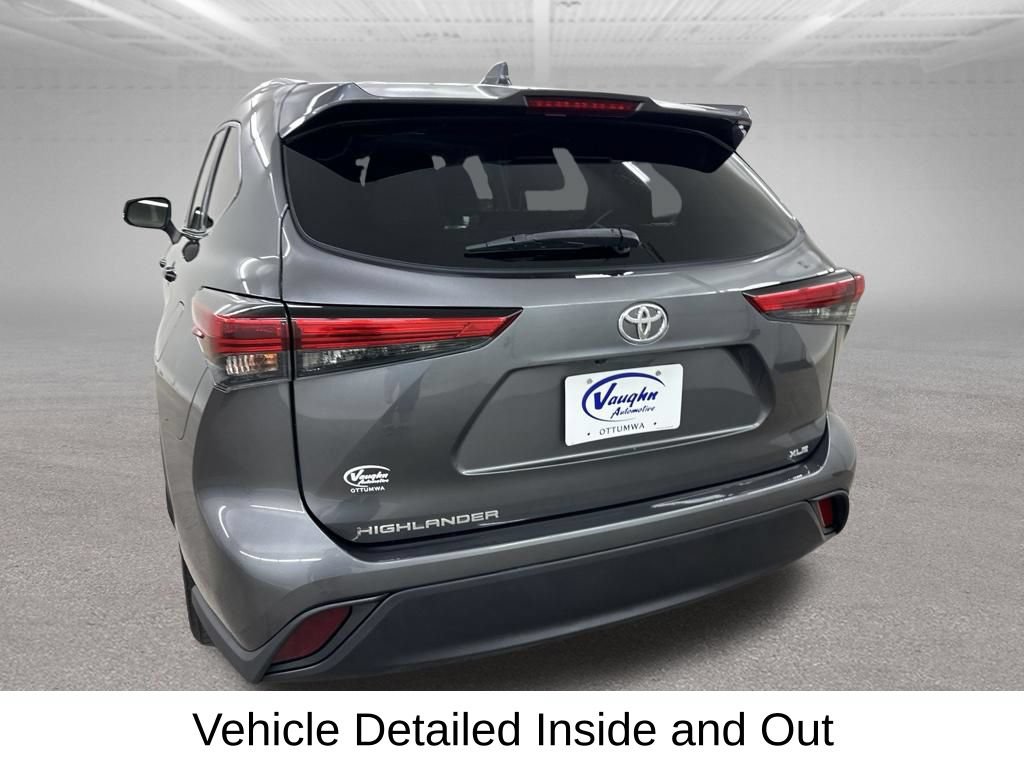 Used 2022 Toyota Highlander XLE FWD image 11