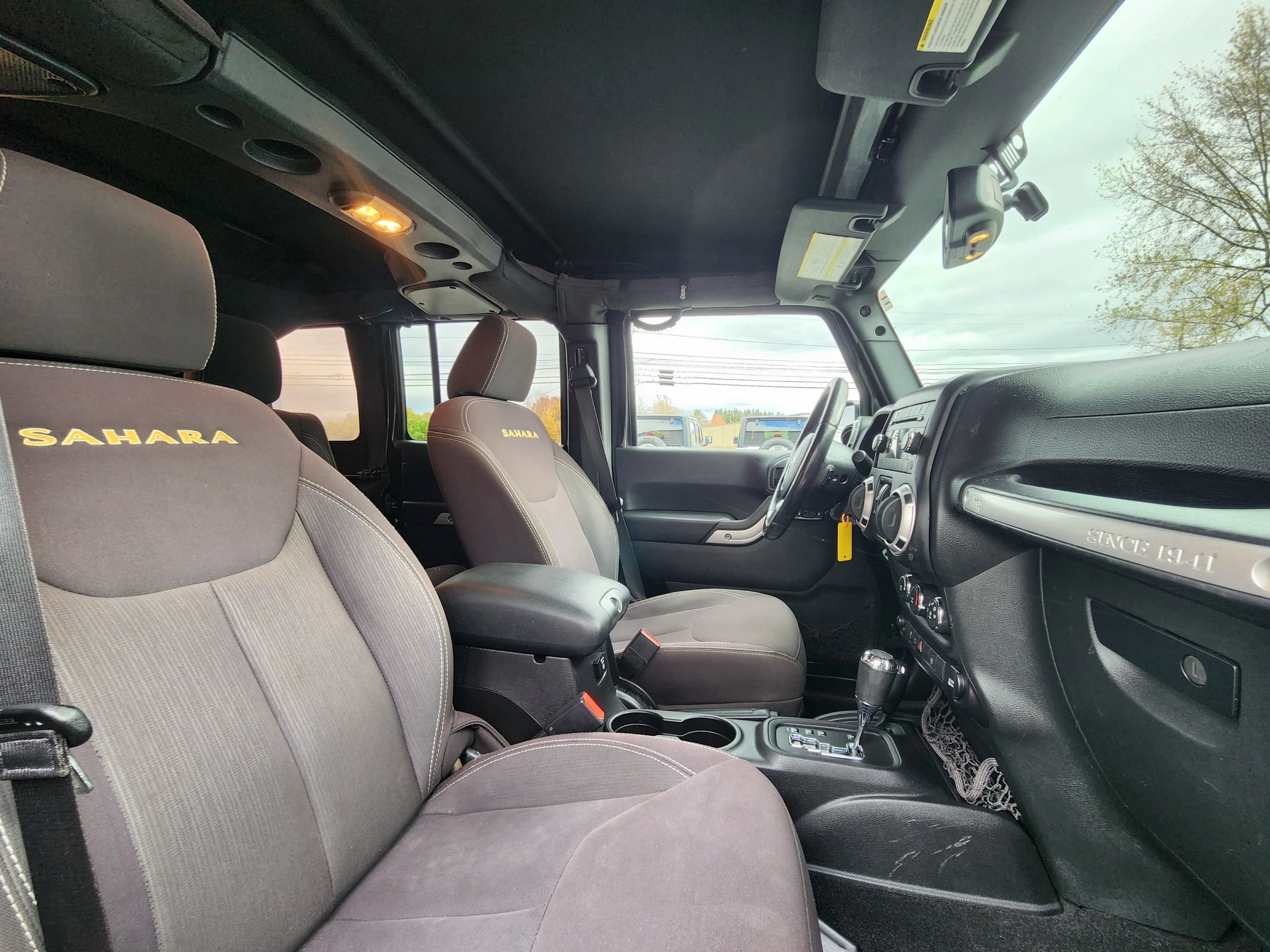 Used 2015 Jeep Wrangler Unlimited Sahara w/ Connectivity Group AWD/4WD image 37