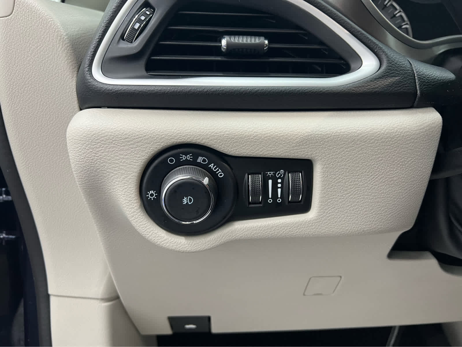 Used 2024 Chrysler Pacifica Touring-L image 16