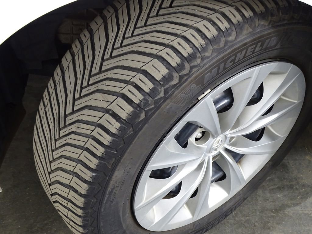 Used 2017 Toyota Camry LE image 38